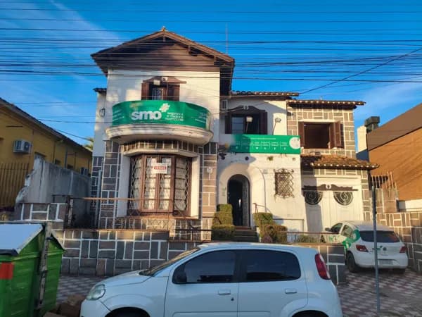 Impressionante Casarão com 345m² Construídos e Amplo Terreno na Av. Tupy Silveira