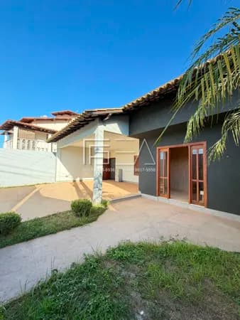 Encanto Vintage com Toque Moderno: Residência Exclusiva com Piscina em Localização Privilegiada