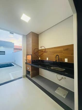 Casa Térrea à venda com 3 suítes, piscina e 146m² de construção em condomínio fechado na cidade de Paulínia