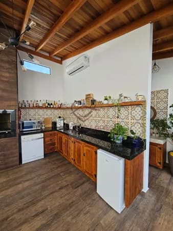 Sobrado à venda com 1 suite com closet, piscina com aquecimento solar, 210m² de construção em condomínio fechado na cidade de Hortolândia