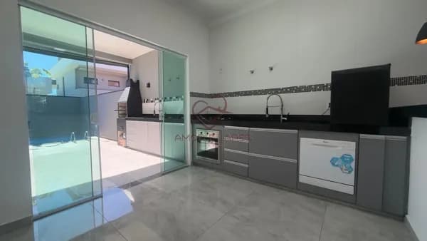 Casa Térrea à venda com suíte master, piscina e 300m² de terreno em condomínio fechado na cidade de Paulínia