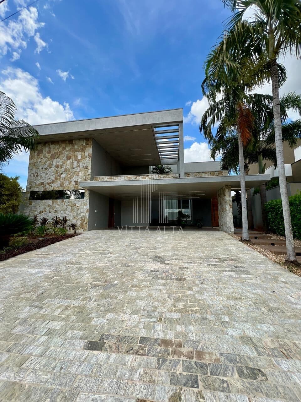 Casa 3 dormitórios - Golden Park