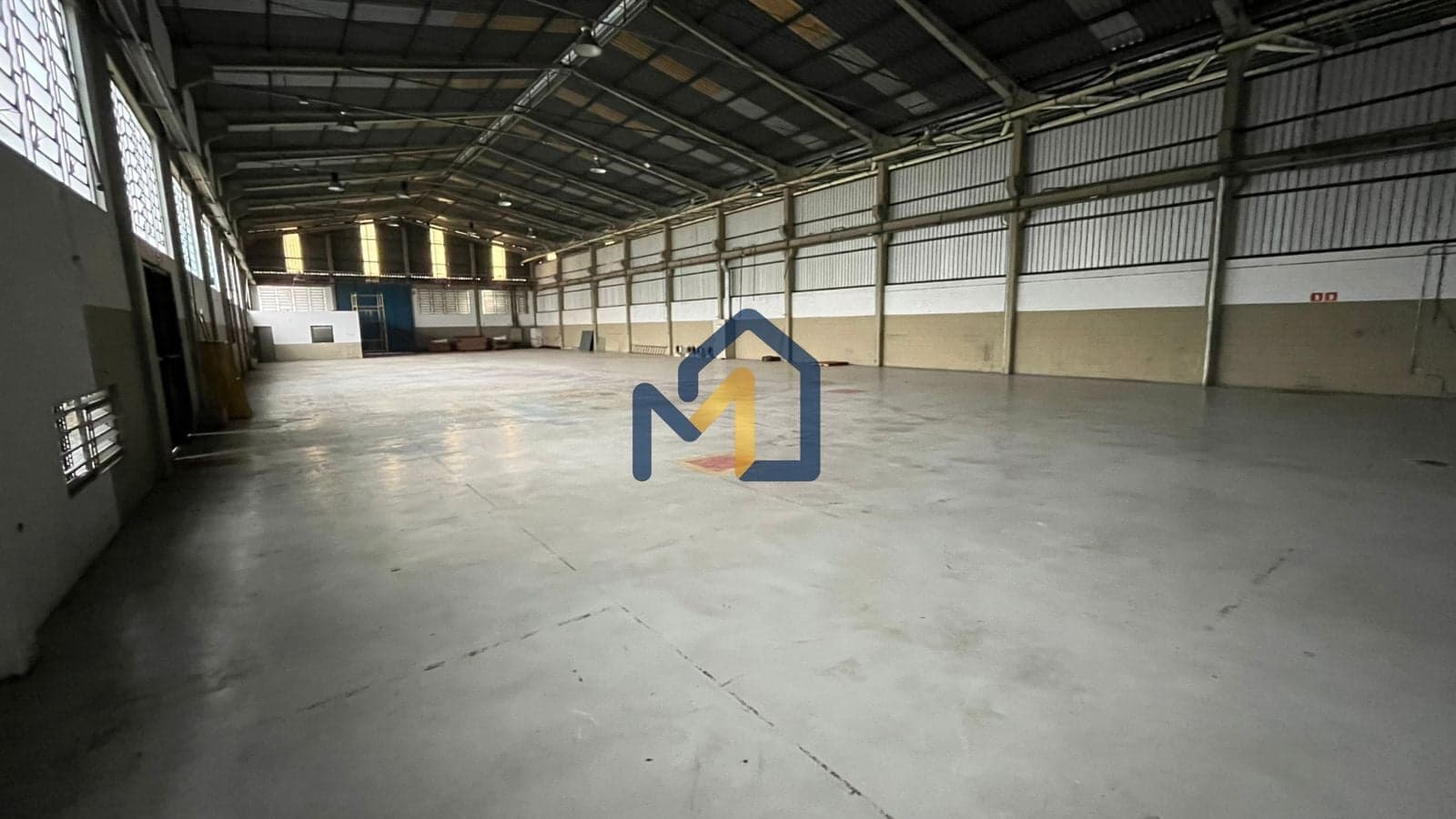Galpão Logístico com 1.700 m², Pé-Direito de 9m e 15 Vagas