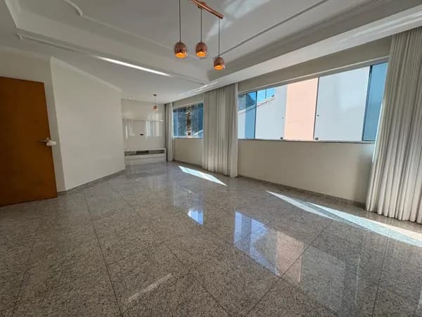 Amplo Apartamento 3 Quartos com área Privativa no Castelo.
