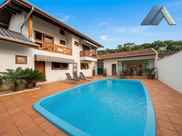 Casa de excelente padrão com piscina, energia solar e arquitetura imponente na Escola Agrícola