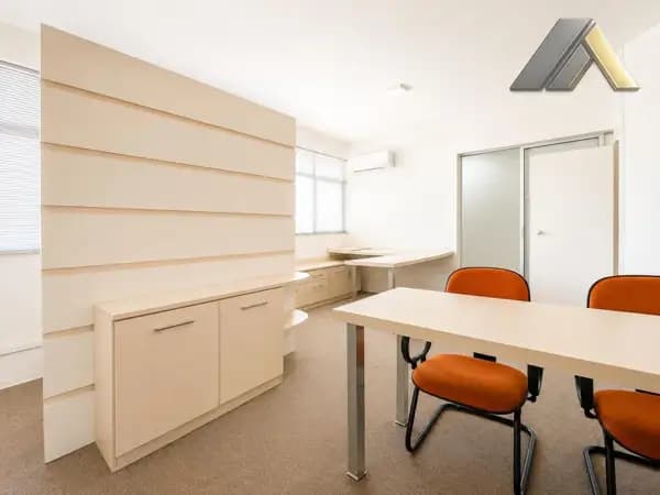 Sala Comercial Mobiliada com 100m² Privativos e 1 Vaga de Garagem no Centro de Blumenau