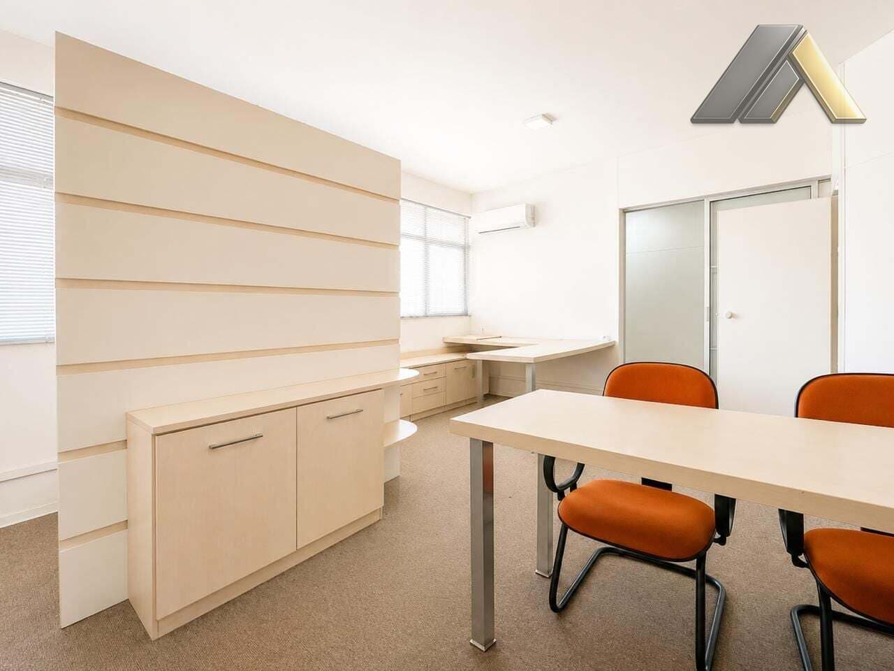 Sala Comercial Mobiliada com 100m² Privativos e 1 Vaga de Garagem no Centro de Blumenau
