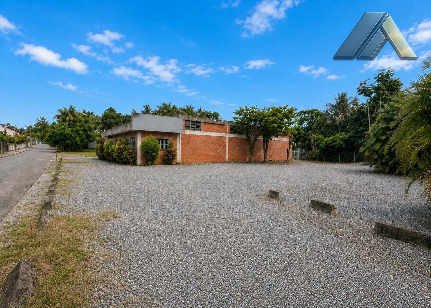 Galpão Comercial e Industrial com 1.057 m² de área construída e Terreno de 4.075 m² na Escola Agrícola em Blumenau.
