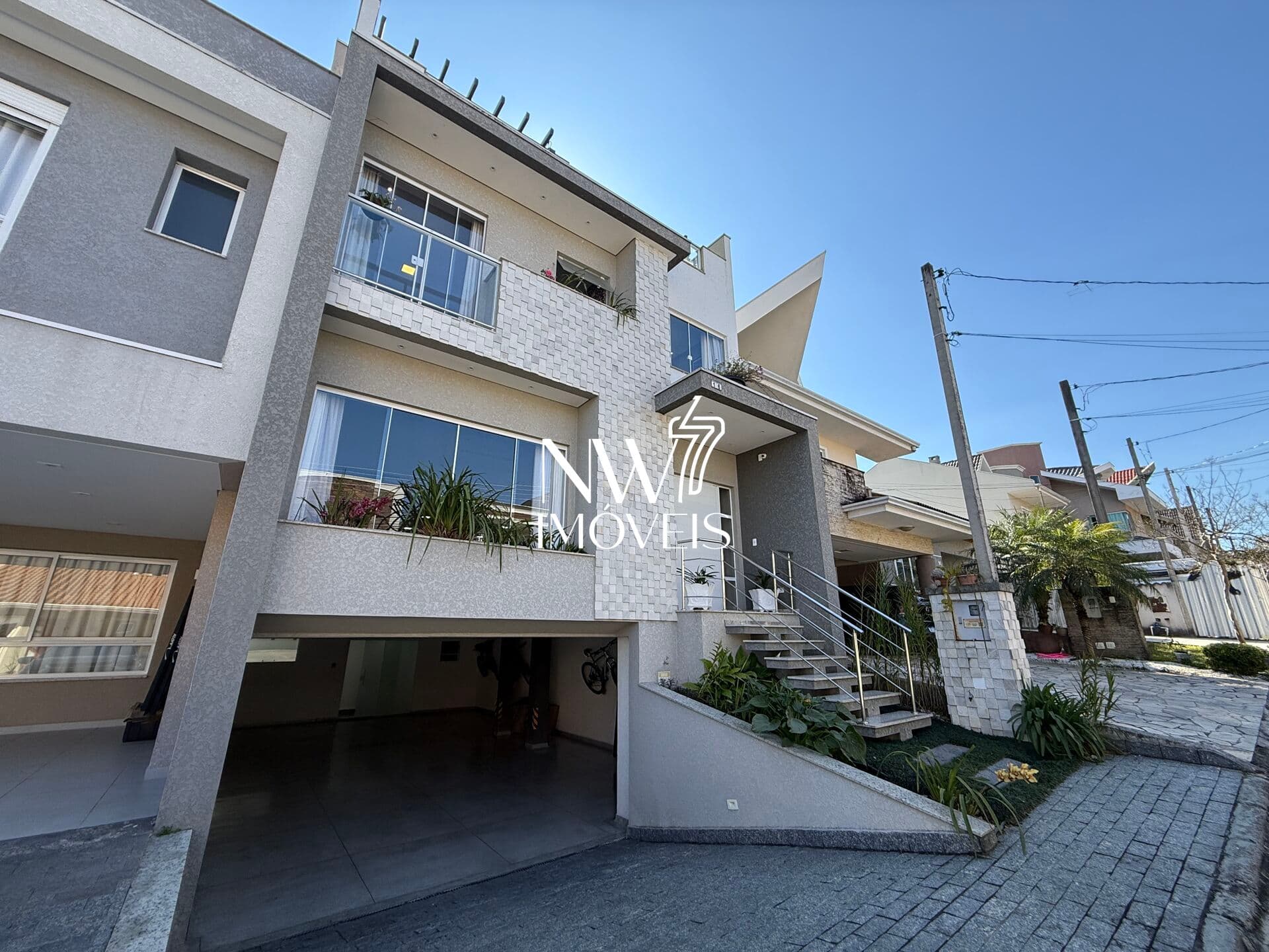 Excelente casa em Condomínio Próximo de Tudo com automação e placa solar!