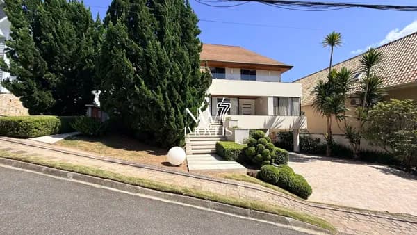 Ampla Casa em Condomínio