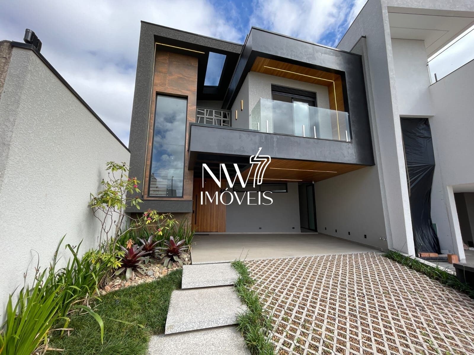 TRIPLEX ALTO PADRÃO NO CONDOMINÍO VICENZA