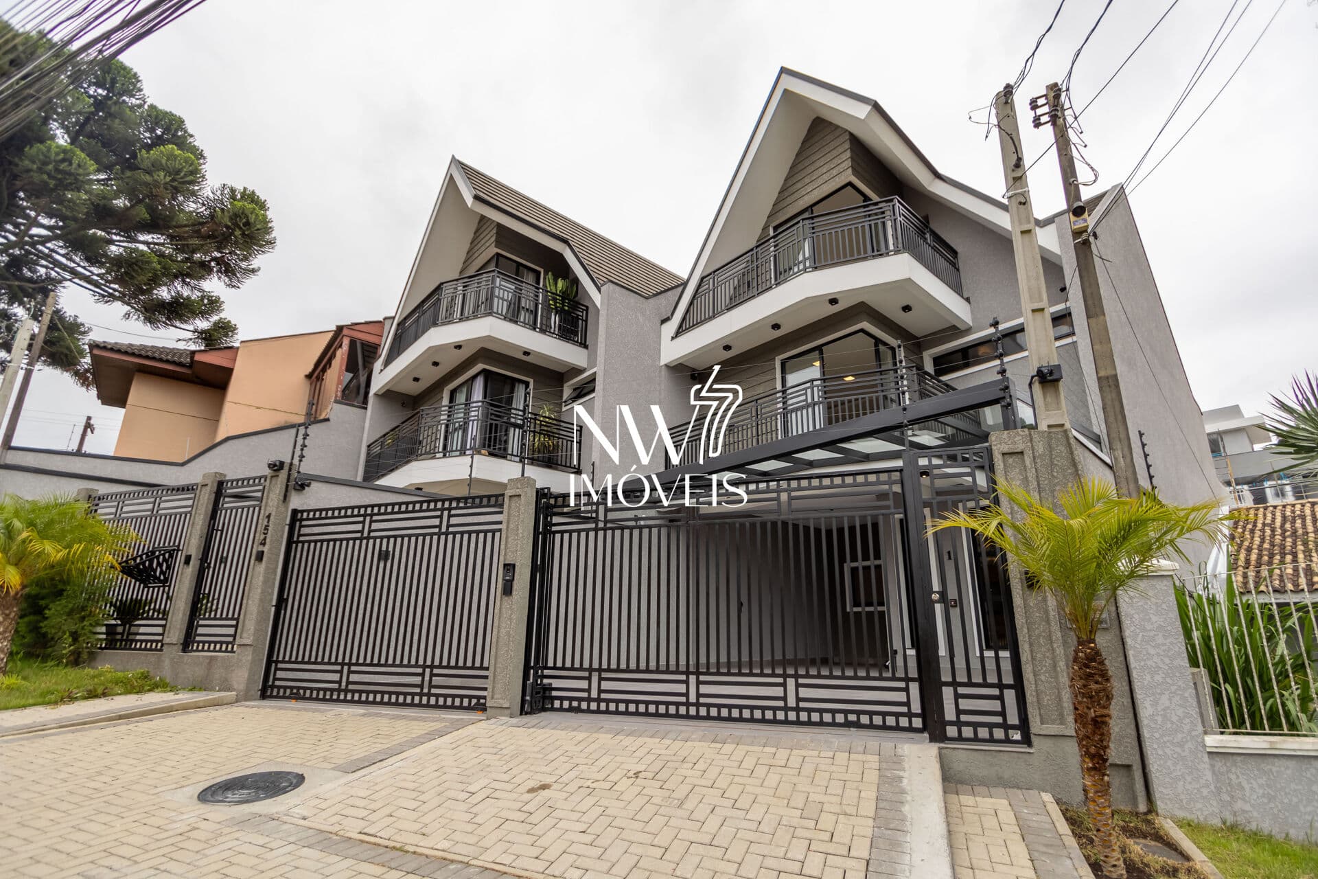 Triplex de Alto Padrao Frente Rua