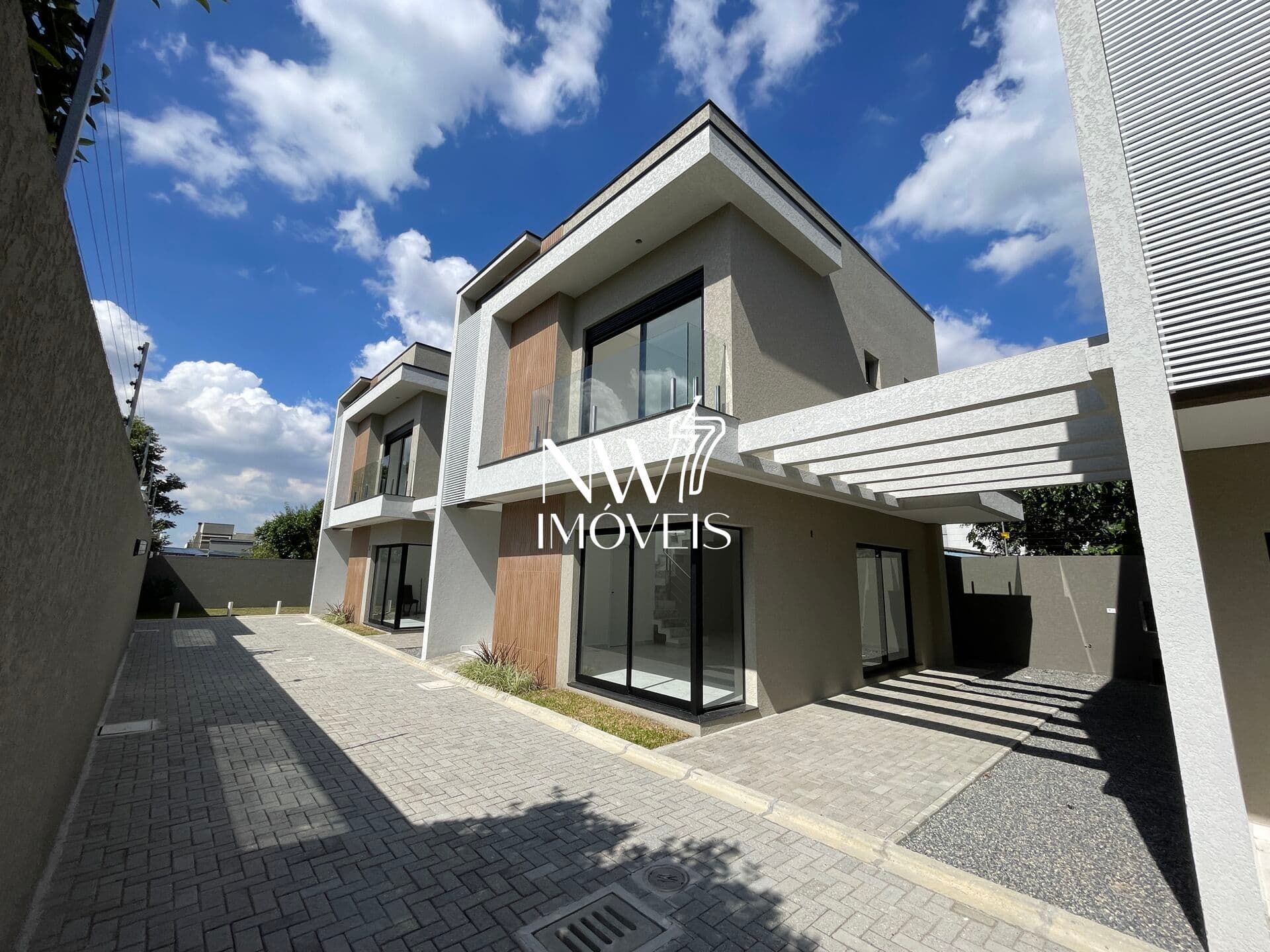Sobrado Duplex com excelente acabamento e 2 vagas de garagem em Condomínio