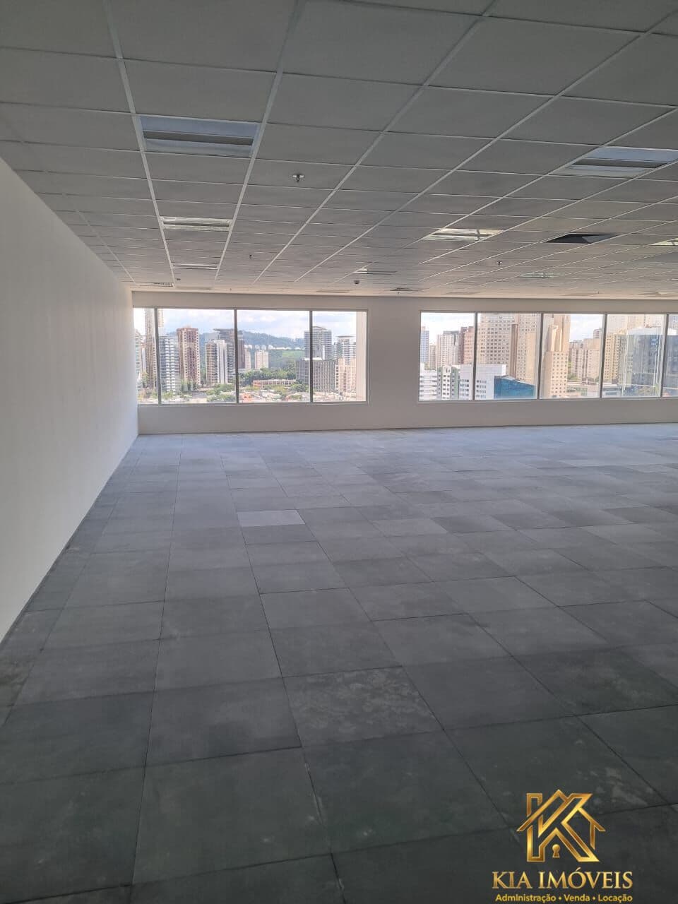 Sala Comercial á Venda no West Corp em Alphaville