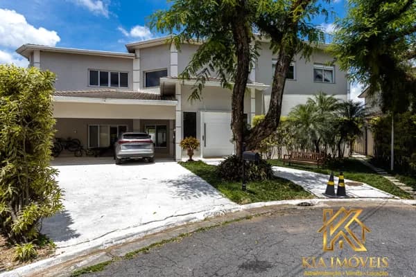 Casa de alto padrão em Santana de Parnaíba com 4 suítes, piscina e vista para a mata