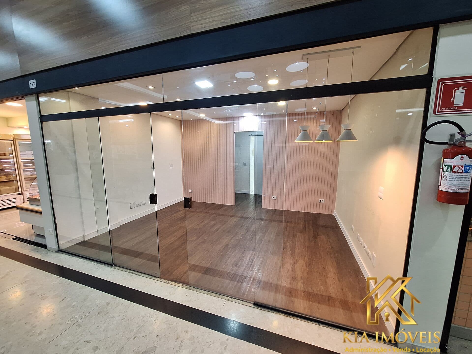 Loja Comercial para Aluguel no Shopping Service, Alphaville