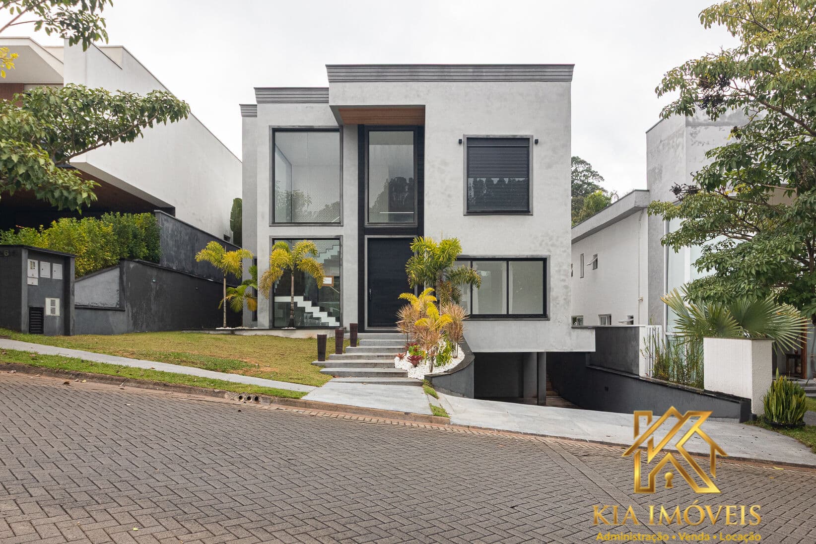 Casa Nova de Alto Padrão à Venda no Tamboré 11
