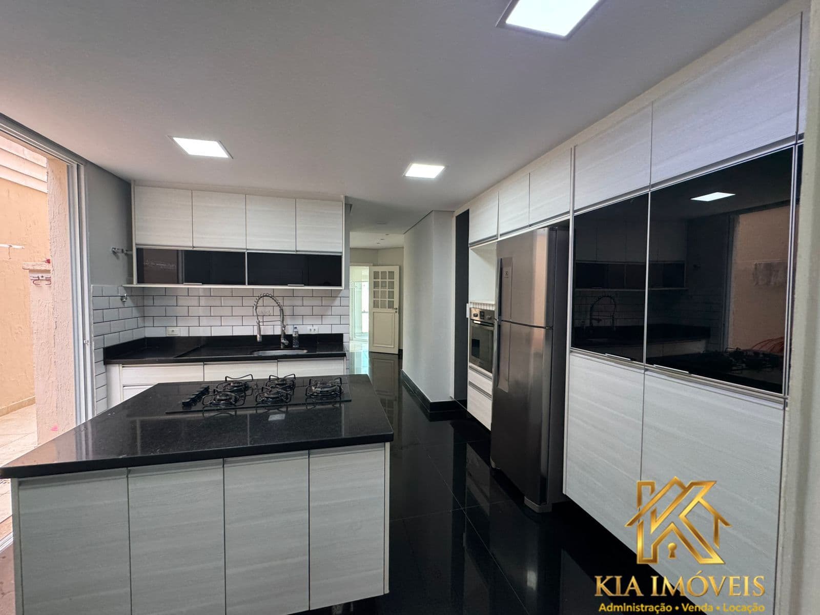 Casa para Locação com 4 Suítes, Piscina Privativa e Espaço Gourmet em Condomínio Fechado