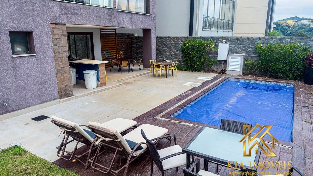 Casa Mobiliada no Tamboré 11 | 440 m² | 4 Suítes | Piscina | 6 Vagas | Alto Padrão