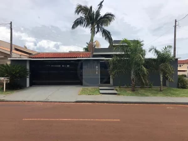 Casa em Conjunto Residencial Monte Carlo, Dourados/MS