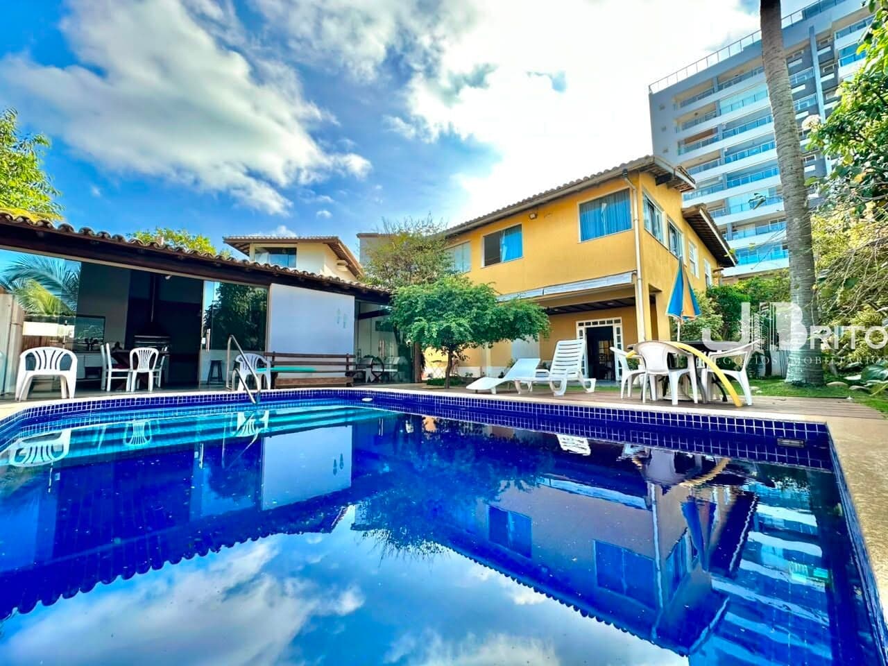 Casa Duplex na Pedra do Sal, Itapuã – 5 Quartos (3 Suítes), Piscina, Área Gourmet, Rua Fechada – Salvador, BA