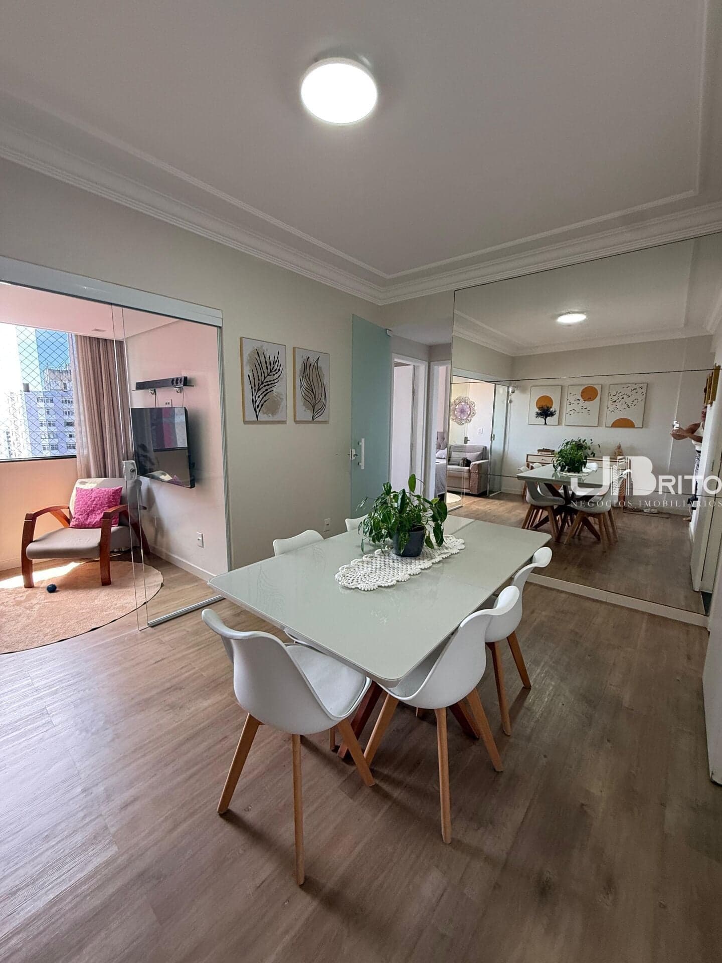 Apartamento Decorado de 2 Quartos (1 Suíte) à Venda na Pituba - Parque Júlio César, Andar Alto, Vista Mar