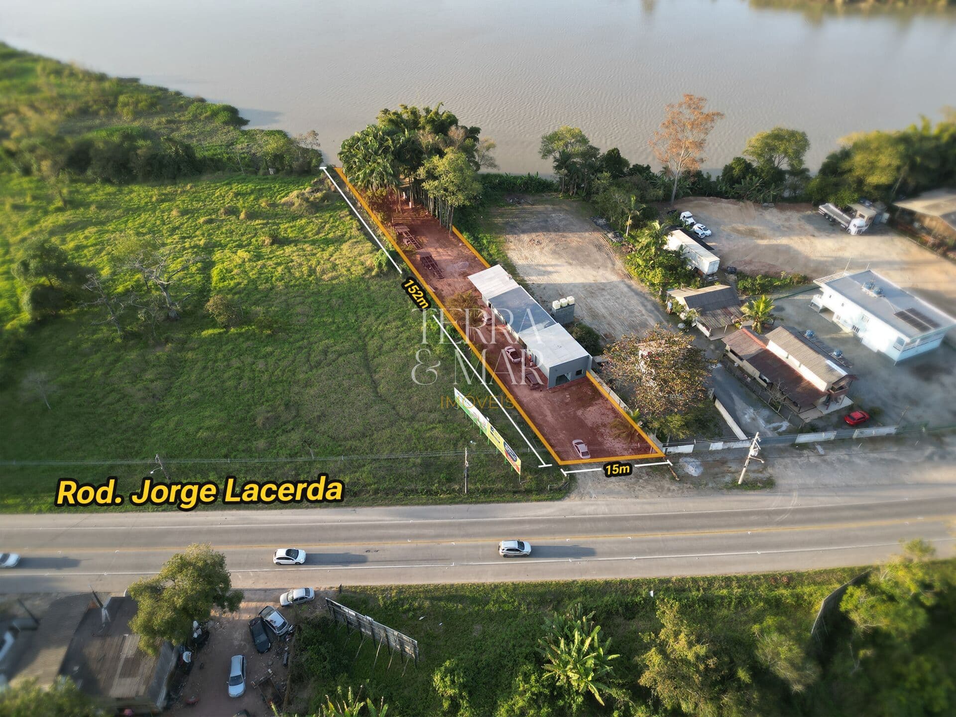 Sítio à venda em Ilhota com acesso à rodovia e vista para o rio
