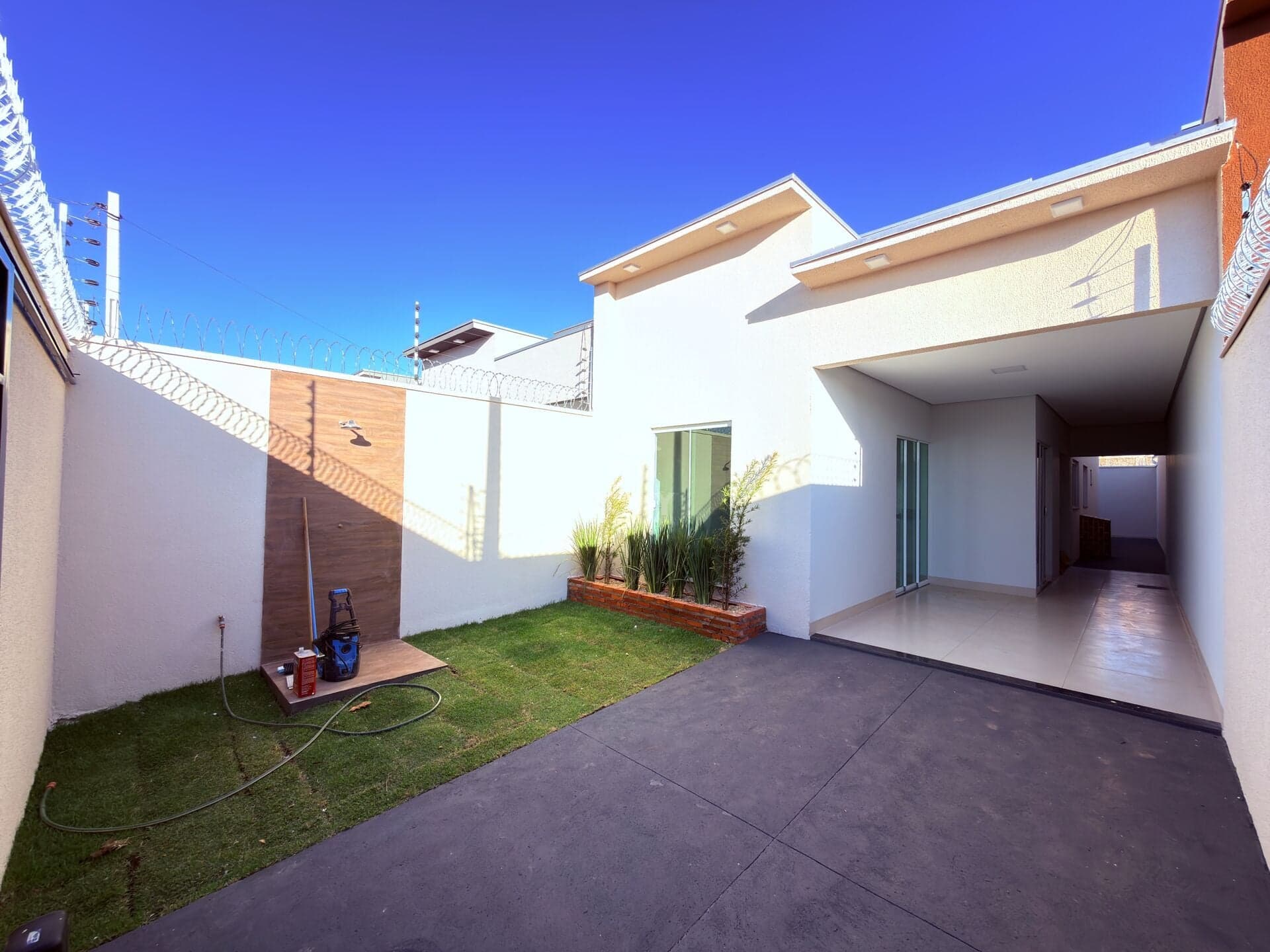 Casa Padrão com 03 quartos na Qd. 141B