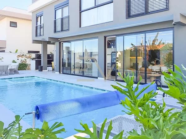 Sobrado Alto Padrão com Piscina, em Condomínio, 4 suítes, no Centro