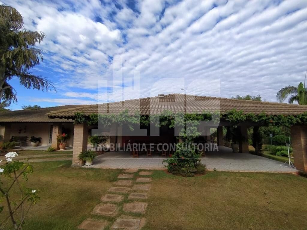 Casa a venda com 4 quartos sendo 2 suítes no condomínio Green Valley