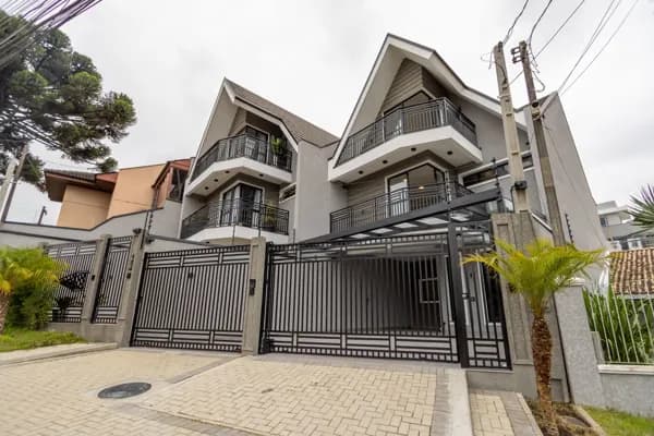 Triplex à Venda no Vista Alegre em Curitiba em Condomínio Fechado com 228m², 3 Quartos, Suíte e 2 Vagas