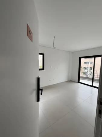 Studio à Venda nas Mercês em Curitiba com Sacada, Churrasqueira, Face Norte e Ar-Condicionado Instalado