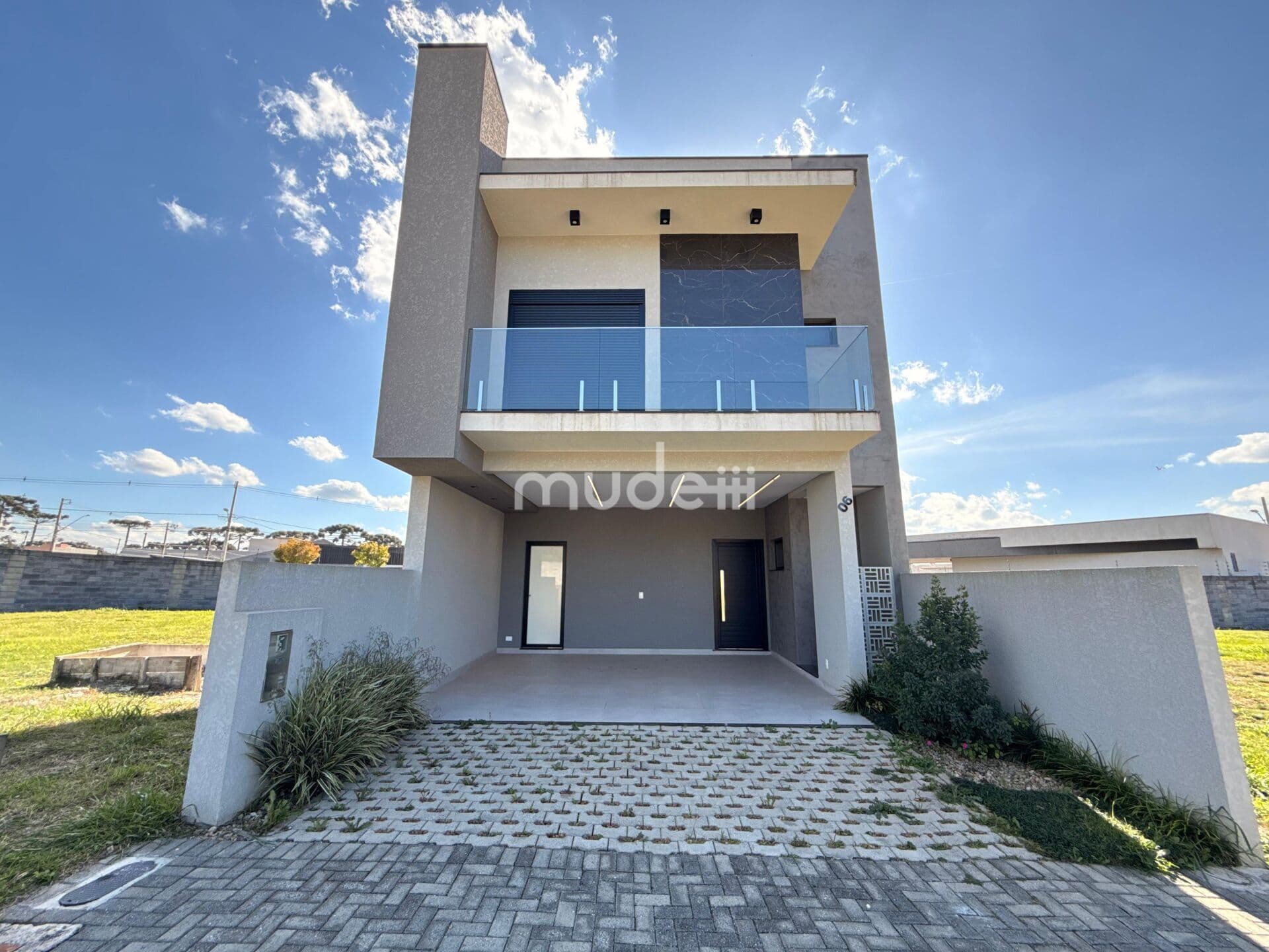 Sobrado Triplex em Condomínio Fechado com Terraço e 3 Suítes | Costeira | São José dos Pinhais