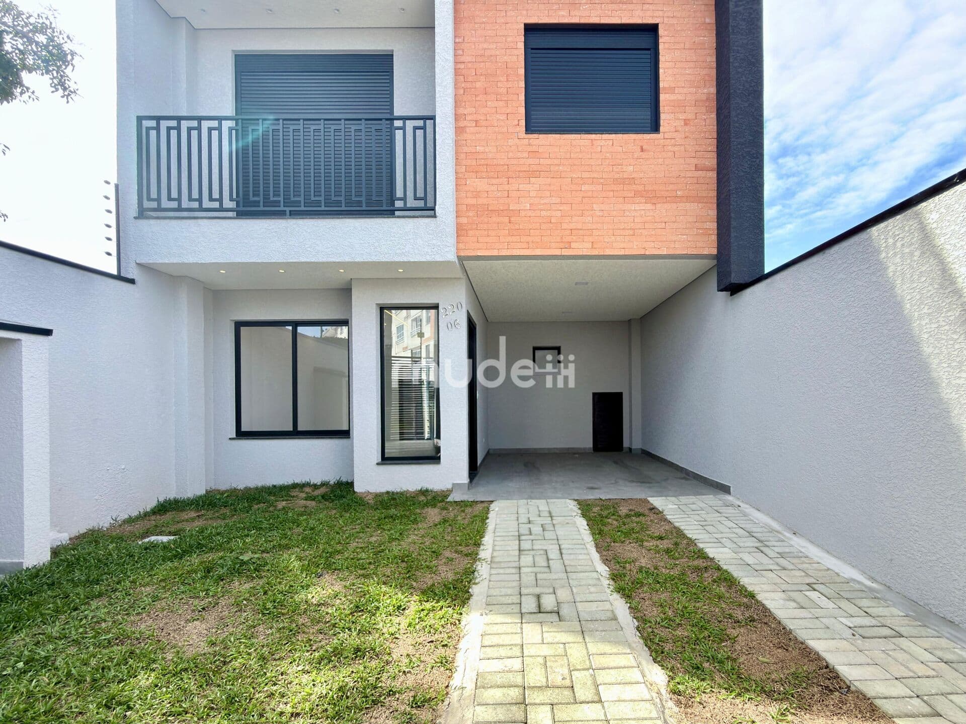 Sobrado com Terraço, Home Office e Ponto para Jacuzzi | Santa Cândida