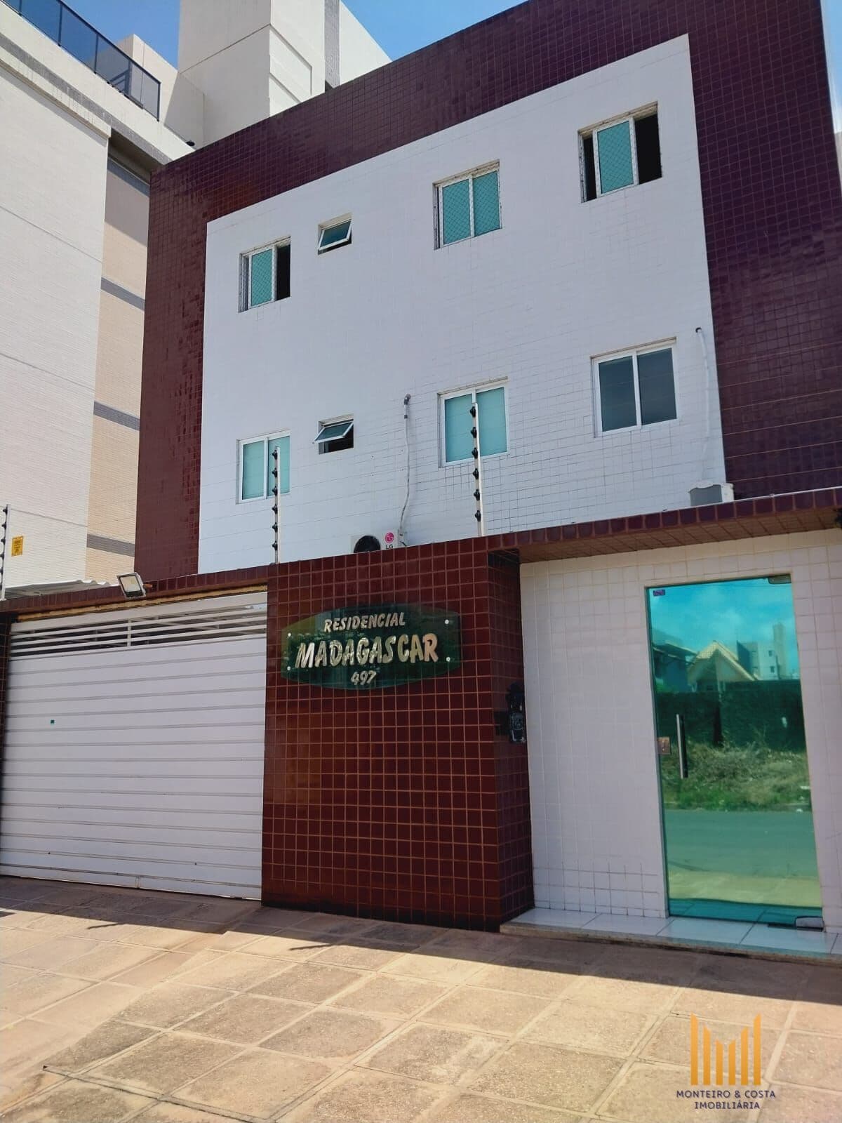 Apartamento Semi-Mobiliado com 3 Quartos para Alugar em Intermares