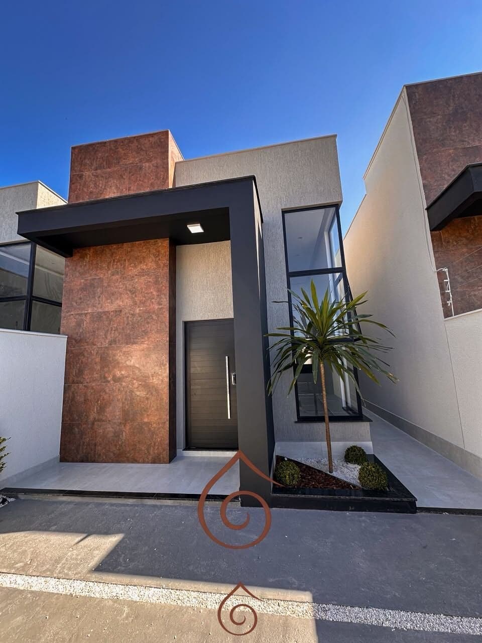 Casa de Alto Padrão com Piscina Próxima à Praia no Jardim Atlântico Central