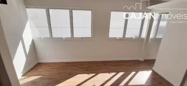 Sala comercial com 34m² e 1 vaga no bairro Menino Deus