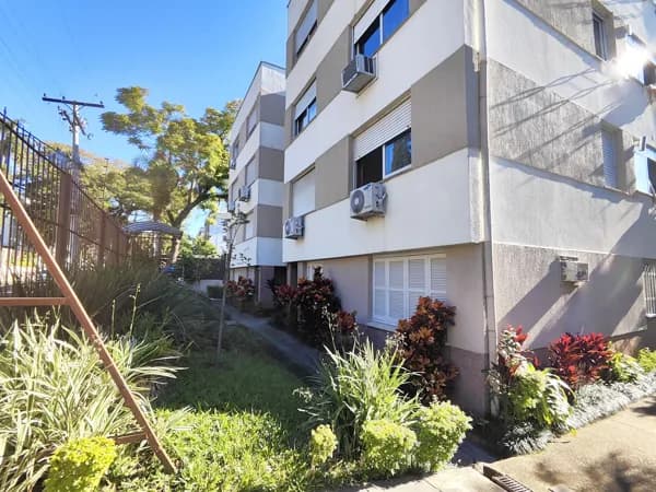 Apartamento com 02 dormitórios e vaga de garagem no bairro Menino Deus