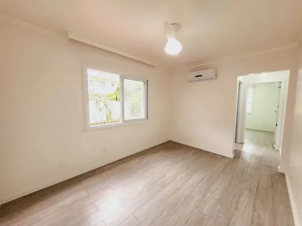 Apartamento reformado com 01 dormitório e 2 vagas em frente à PUC, em Porto Alegre
