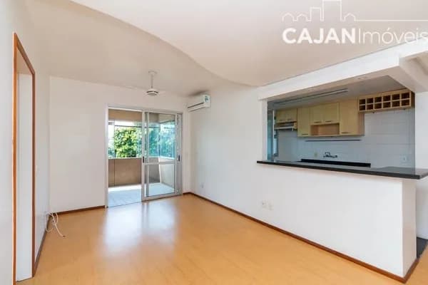Apartamento de 2 Dormitórios, sacada e vaga de garagem no Menino Deus