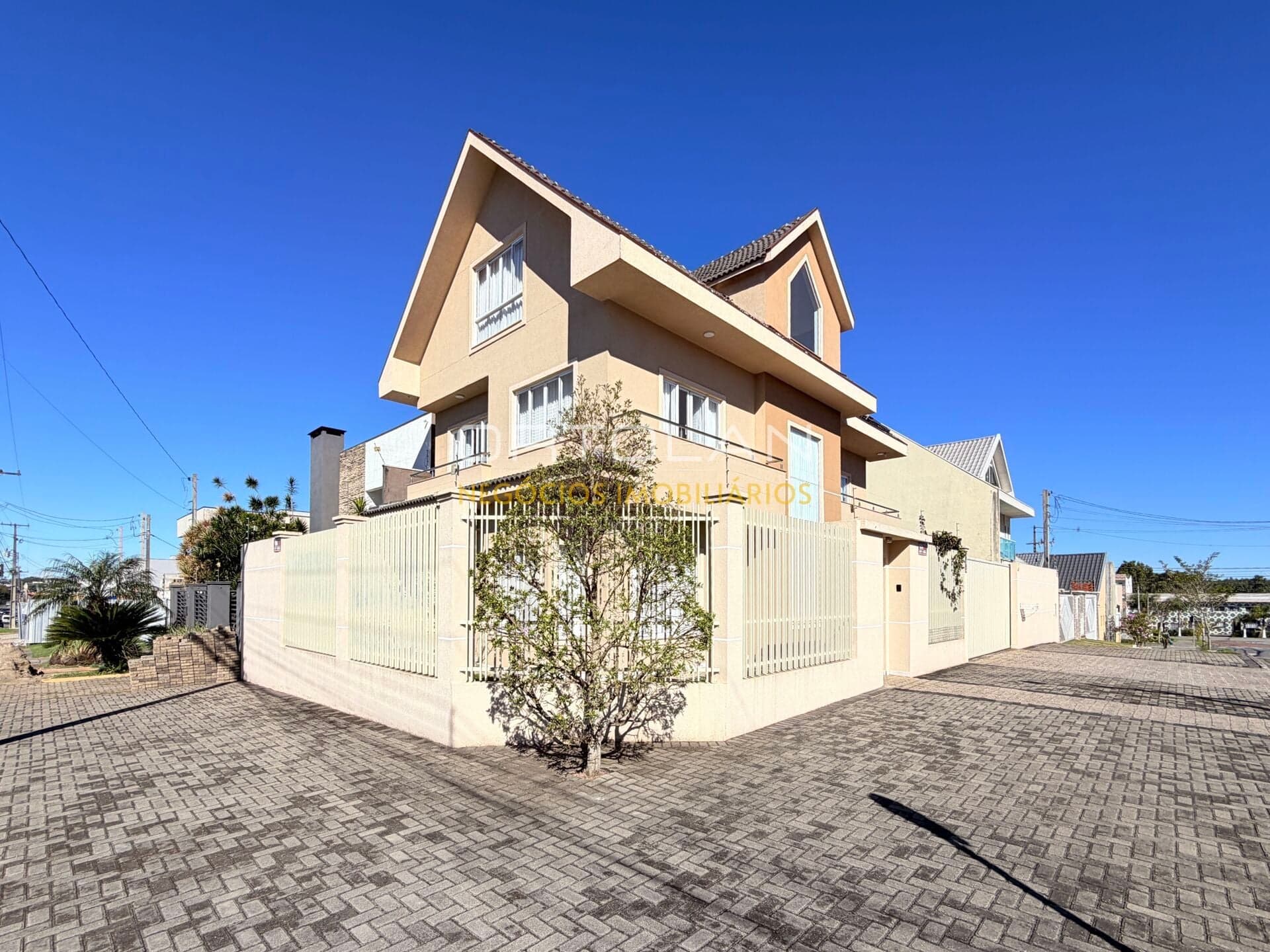 Triplex Alto Padrão 266m² - 04 Dormitórios - Cruzeiro - São José dos Pinhais - PR