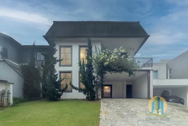 Casa de Alto Padrão à Venda – Estilo Industrial com Inspiração Francesa
