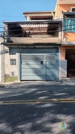 Sobrado á venda Amplo com Edícula Independente, Terraço e Garagem para 3 Veículos