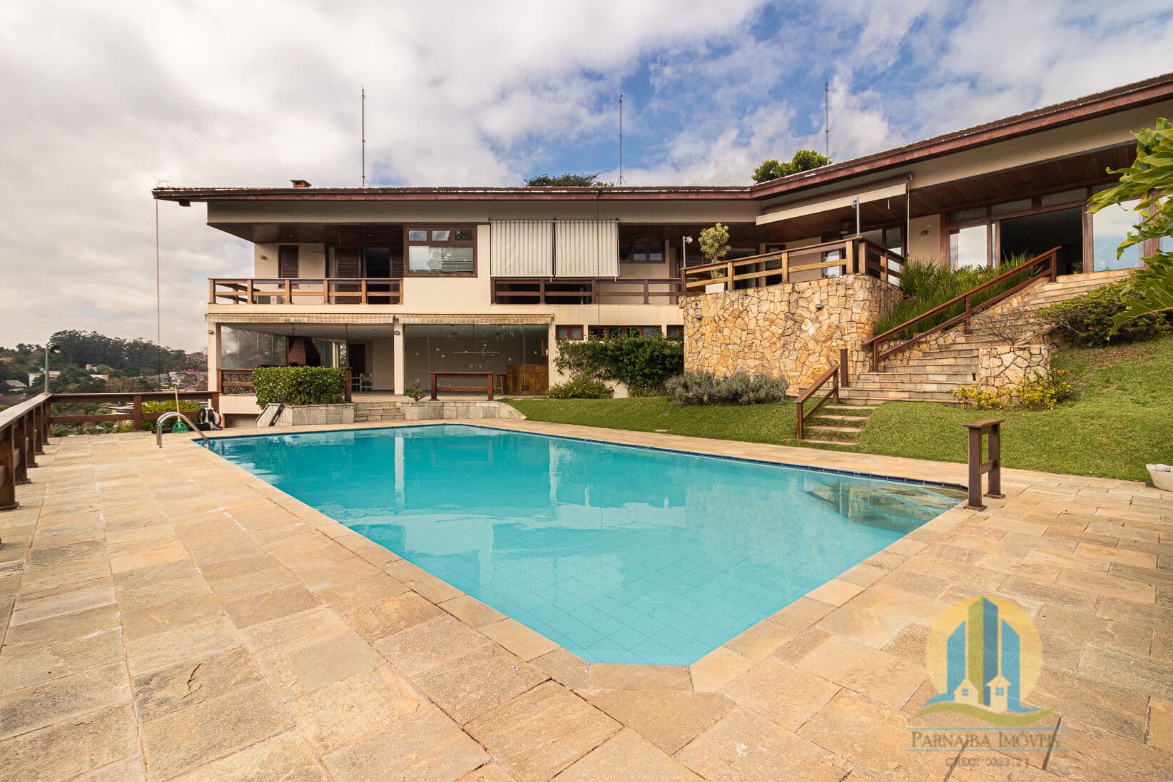CASA DE ALTO PADRÃO À VENDA – TAMBORÉ 1
