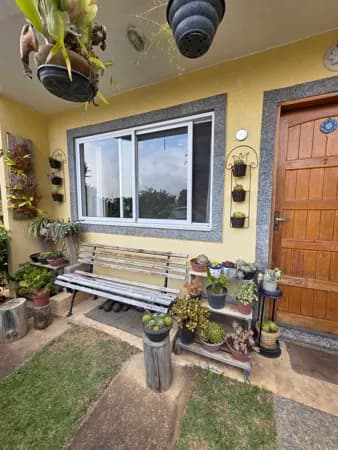 Excelente casa triplex em condomínio, cercada pela natureza e com ótima incidência de sol.