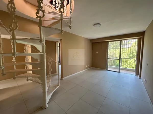 Cobertura à venda em Niterói-RJ, bairro Icaraí: 2 quartos, 1 suíte, 1 sala, 2 banheiros, 1 vaga, 120m². Confira!
