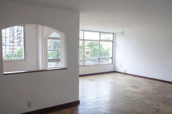 Amplo e Silencioso Apartamento com 172m² no Ingá – Prédio Clássico e Bem Cuidado