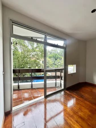 Apartamento com 2 quartos, banheiro social, dependência completa, cozinha com armários, varanda, área de serviço e 2 vagas de garagem.