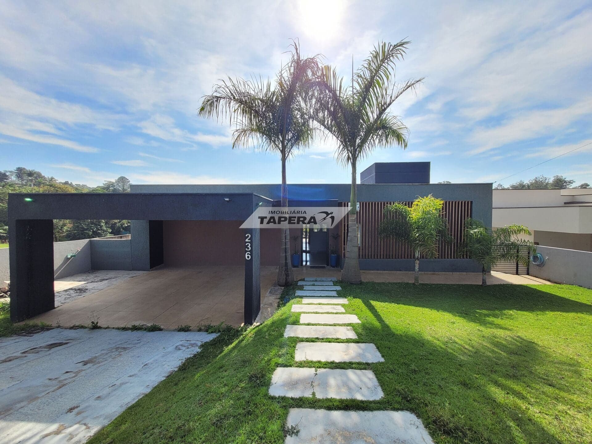 Casa com clima de chácara para locação