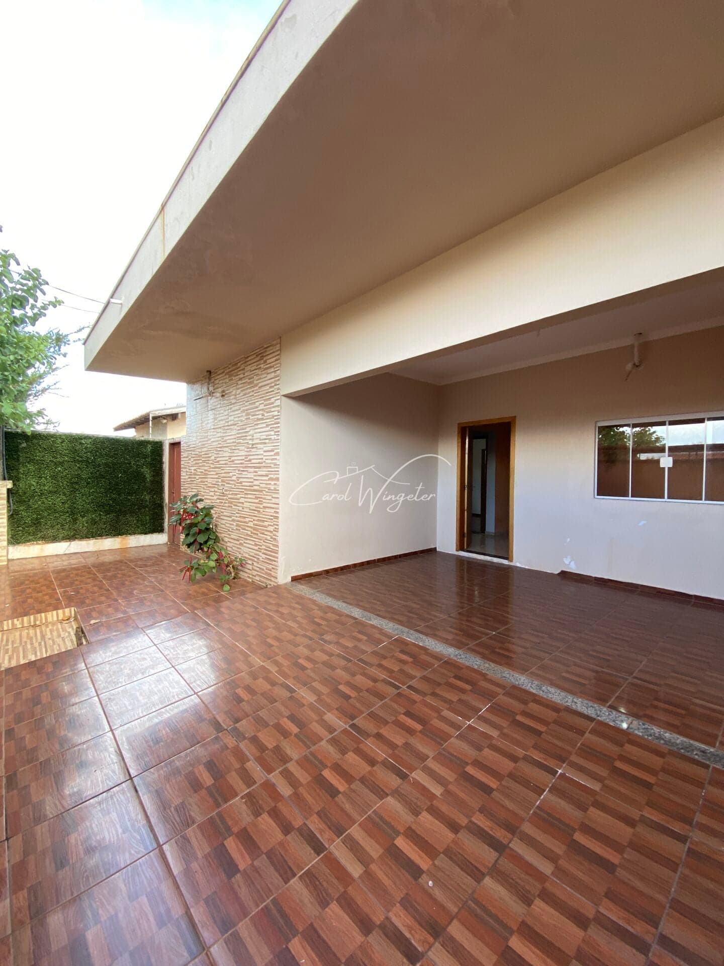 Casa com Suíte, Cômodos Amplos e Área de Churrasco.